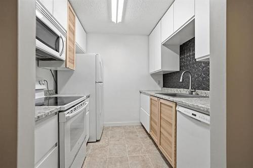 11-760 River Rd, Winnipeg, MB - Indoor Photo Showing Kitchen