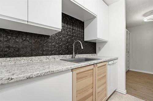 11-760 River Rd, Winnipeg, MB - Indoor Photo Showing Kitchen With Upgraded Kitchen