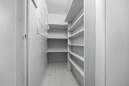 11-760 River Rd, Winnipeg, MB - Indoor With Storage