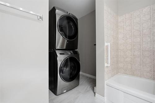 11-760 River Rd, Winnipeg, MB - Indoor Photo Showing Laundry Room