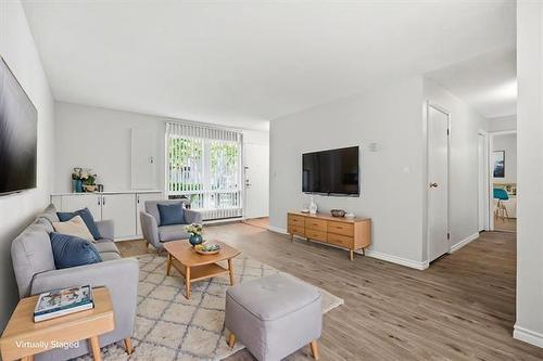 11-760 River Rd, Winnipeg, MB - Indoor Photo Showing Living Room