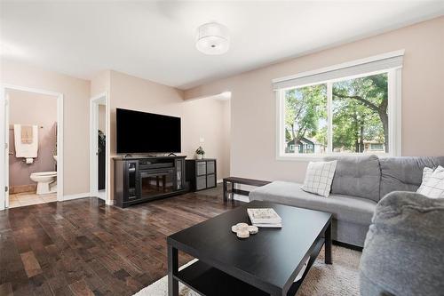 803 Day Street, Winnipeg, MB - Indoor Photo Showing Living Room