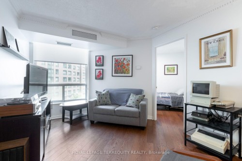 513-109 Front Street E, Toronto, ON - Indoor Photo Showing Living Room