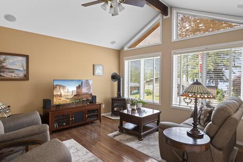 13532 Mountain Shores Road, Boswell, BC - Indoor Photo Showing Living Room