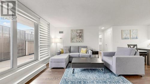 656 - 23 Cox Boulevard, Markham, ON - Indoor Photo Showing Living Room