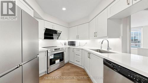 656 - 23 Cox Boulevard, Markham, ON - Indoor Photo Showing Kitchen With Upgraded Kitchen