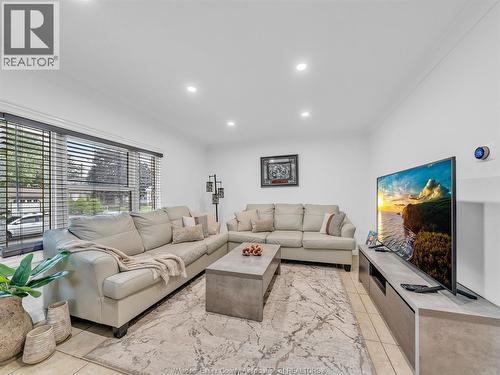 4891 Seminole, Windsor, ON - Indoor Photo Showing Living Room