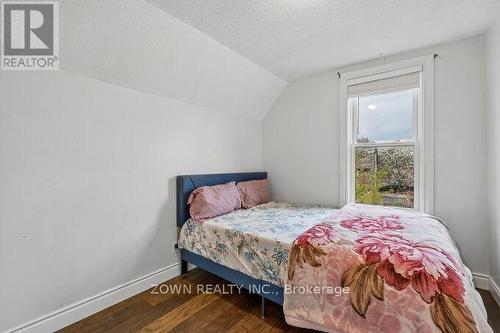 6 Albany Avenue, Hamilton, ON - Indoor Photo Showing Bedroom