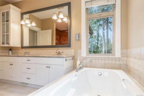 531 Yambury Rd, Qualicum Beach, BC 