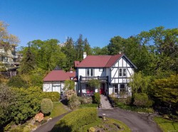 1648 Rockland Ave Victoria, BC V8S 1W7