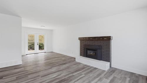 357 Macadam Road, Kamloops, BC - Indoor Photo Showing Living Room With Fireplace