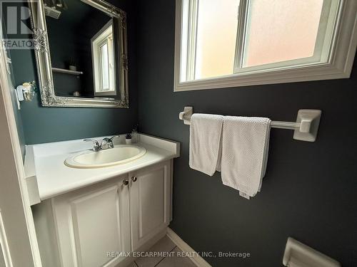 5111 Silvercreek Drive, Burlington, ON - Indoor Photo Showing Bathroom