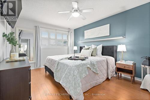 5111 Silvercreek Drive, Burlington, ON - Indoor Photo Showing Bedroom