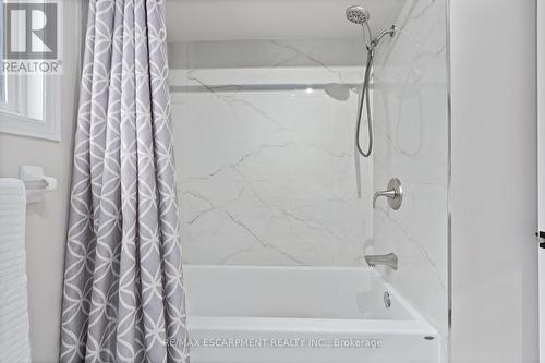 5111 Silvercreek Drive, Burlington, ON - Indoor Photo Showing Bathroom