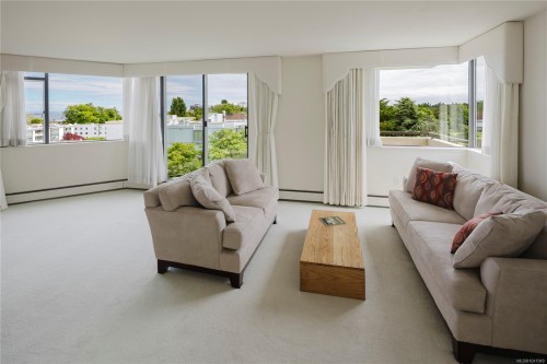 #603-1420 Beach Dr, Oak Bay, BC - Indoor Photo Showing Living Room