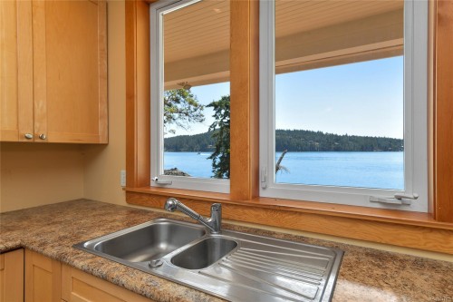 647 Dinner Bay Rd, Mayne Island, BC 