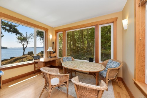 647 Dinner Bay Rd, Mayne Island, BC 