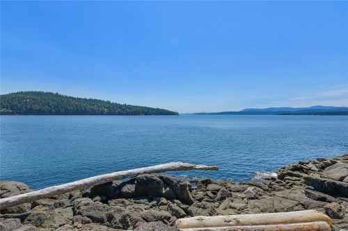 647 Dinner Bay Rd, Mayne Island, BC 