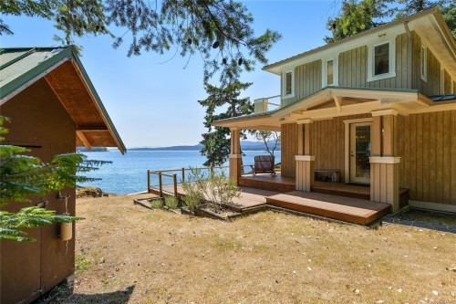 647 Dinner Bay Rd, Mayne Island, BC 