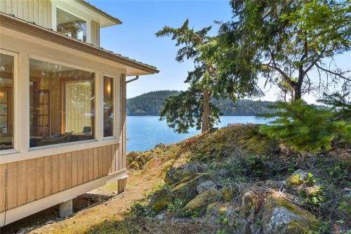 647 Dinner Bay Rd, Mayne Island, BC 