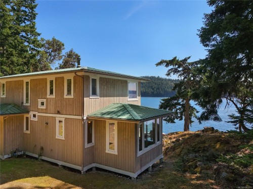 647 Dinner Bay Rd, Mayne Island, BC 