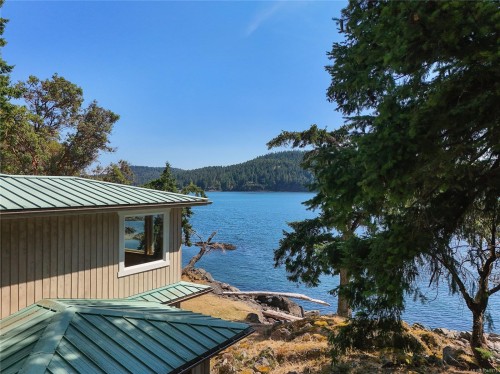 647 Dinner Bay Rd, Mayne Island, BC 