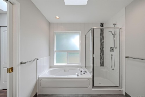 1688 Maple Bay Rd, Duncan, BC 