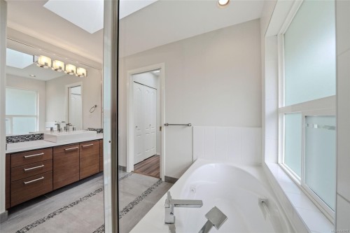 1688 Maple Bay Rd, Duncan, BC 