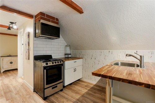 5470 Alderley Rd, Saanich, BC 