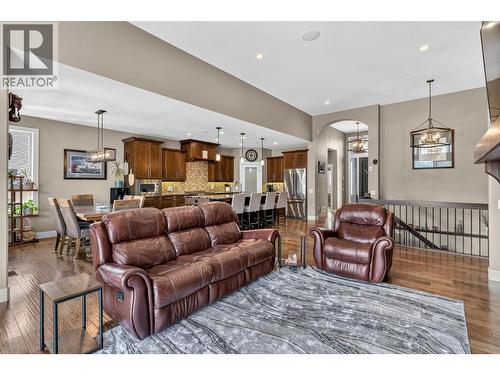 1084 Stockley Street, Kelowna, BC - Indoor Photo Showing Living Room
