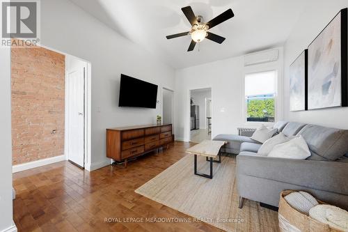 29 Railway Street, Hamilton, ON - Indoor Photo Showing Living Room