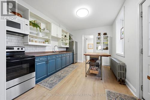 29 Railway Street, Hamilton, ON - Indoor Photo Showing Kitchen