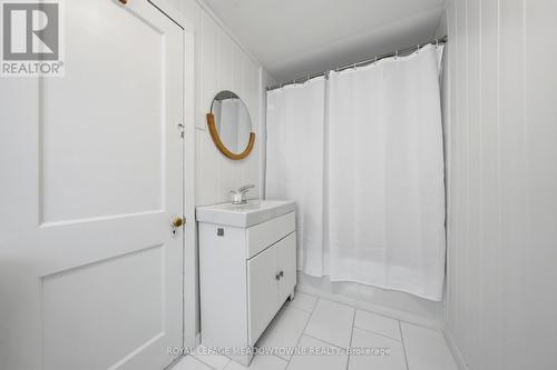 29 Railway Street, Hamilton, ON - Indoor Photo Showing Bathroom