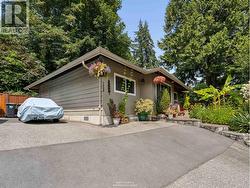 1525 AVONLYNN CRESCENT North Vancouver, BC V7J 2V2