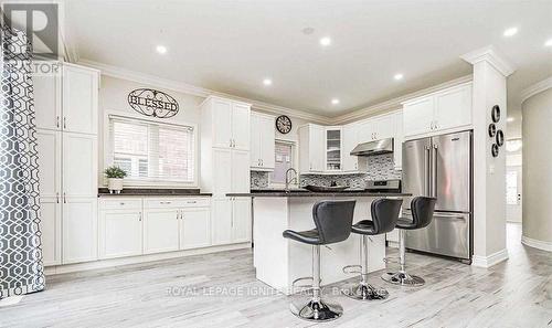 4760 Deforest Crescent, Burlington, ON - Indoor Photo Showing Kitchen With Upgraded Kitchen