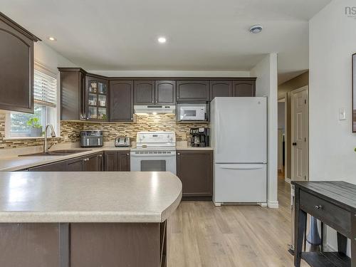 16 Quindora Crescent, Dartmouth, NS - Indoor Photo Showing Kitchen