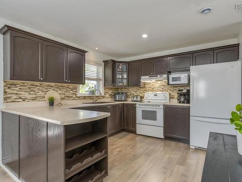 16 Quindora Crescent, Dartmouth, NS - Indoor Photo Showing Kitchen