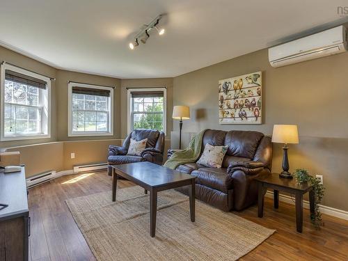 16 Quindora Crescent, Dartmouth, NS - Indoor Photo Showing Living Room