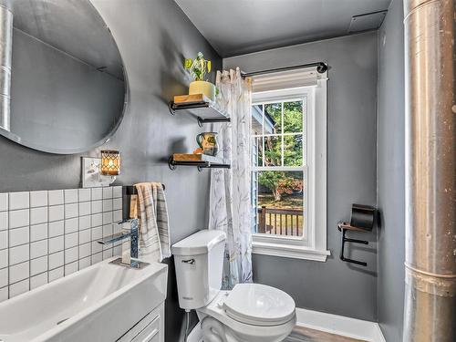 15085 Highway 1, Wilmot, NS - Indoor Photo Showing Bathroom
