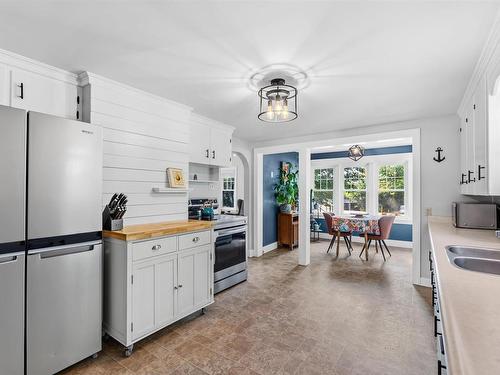 15085 Highway 1, Wilmot, NS - Indoor Photo Showing Kitchen With Double Sink