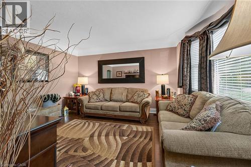 180 East 25Th Street, Hamilton, ON - Indoor Photo Showing Living Room