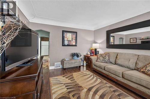 180 East 25Th Street, Hamilton, ON - Indoor Photo Showing Living Room
