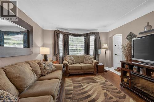 180 East 25Th Street, Hamilton, ON - Indoor Photo Showing Living Room