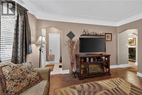 180 East 25Th Street, Hamilton, ON - Indoor Photo Showing Living Room