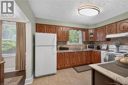 180 East 25Th Street, Hamilton, ON - Indoor Photo Showing Kitchen With Double Sink