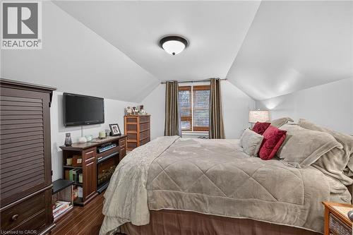 180 East 25Th Street, Hamilton, ON - Indoor Photo Showing Bedroom