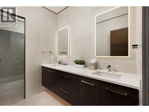 2463 Thacker Drive, West Kelowna, BC - Indoor Photo Showing Bathroom