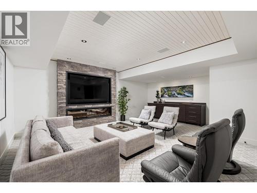 2463 Thacker Drive, West Kelowna, BC - Indoor Photo Showing Living Room