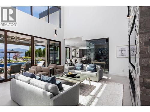 2463 Thacker Drive, West Kelowna, BC - Indoor Photo Showing Living Room