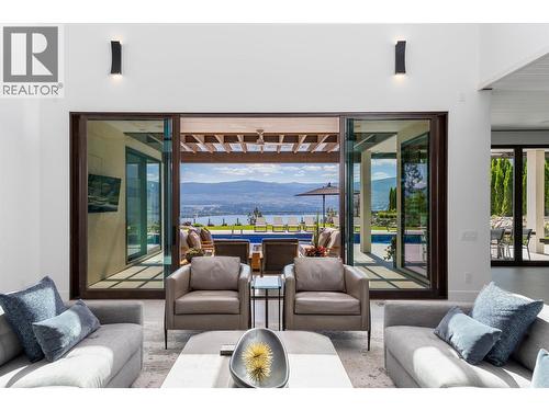 2463 Thacker Drive, West Kelowna, BC - Indoor Photo Showing Living Room